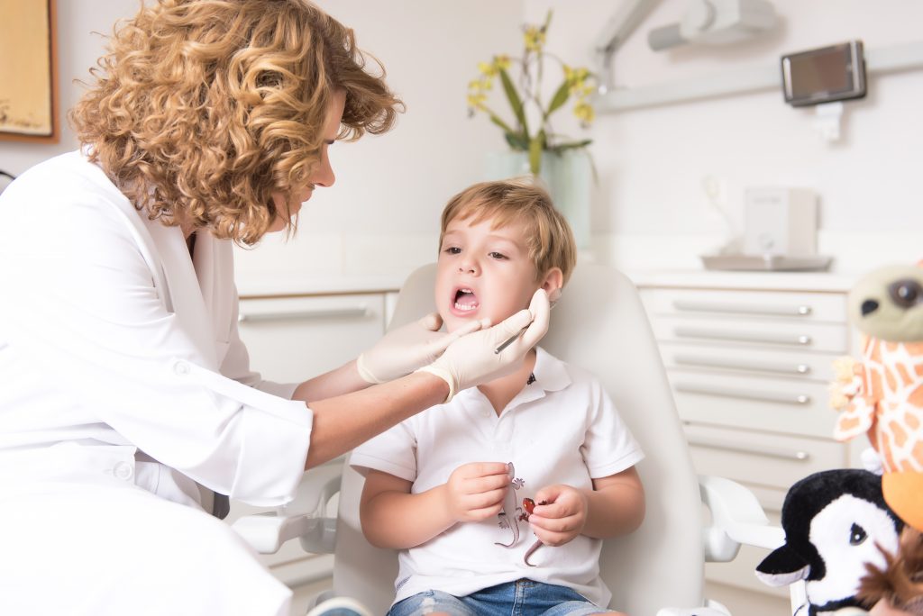 Dentista infantil quais os principais tratamentos na fase inicial da vida